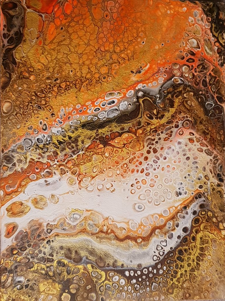 Abstraktes Pouring-Gemälde mit zellartigen Strukturen in Orange, Braun, Weiß und Gold.